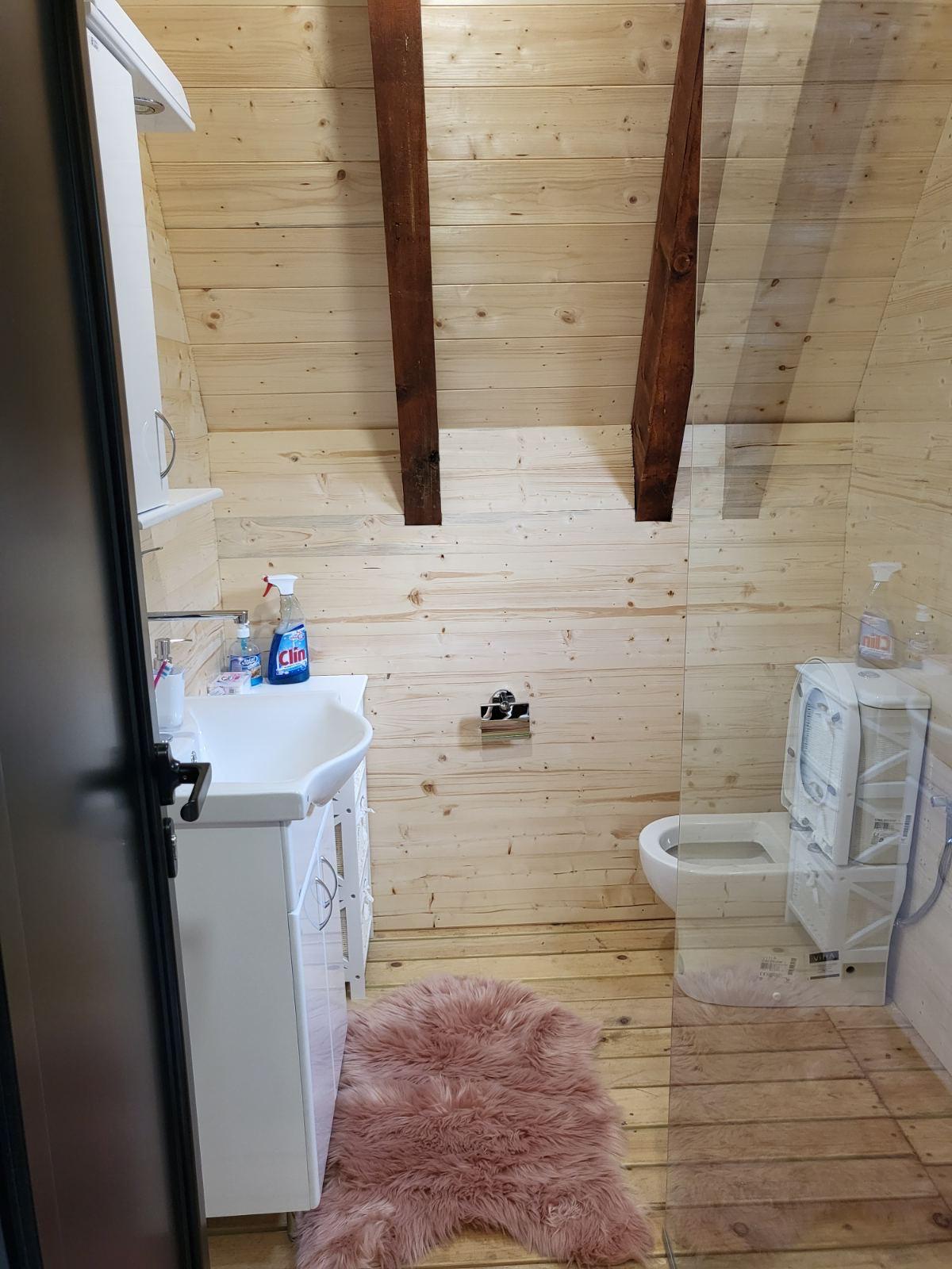 Kupatilo splava od svetlog drveta