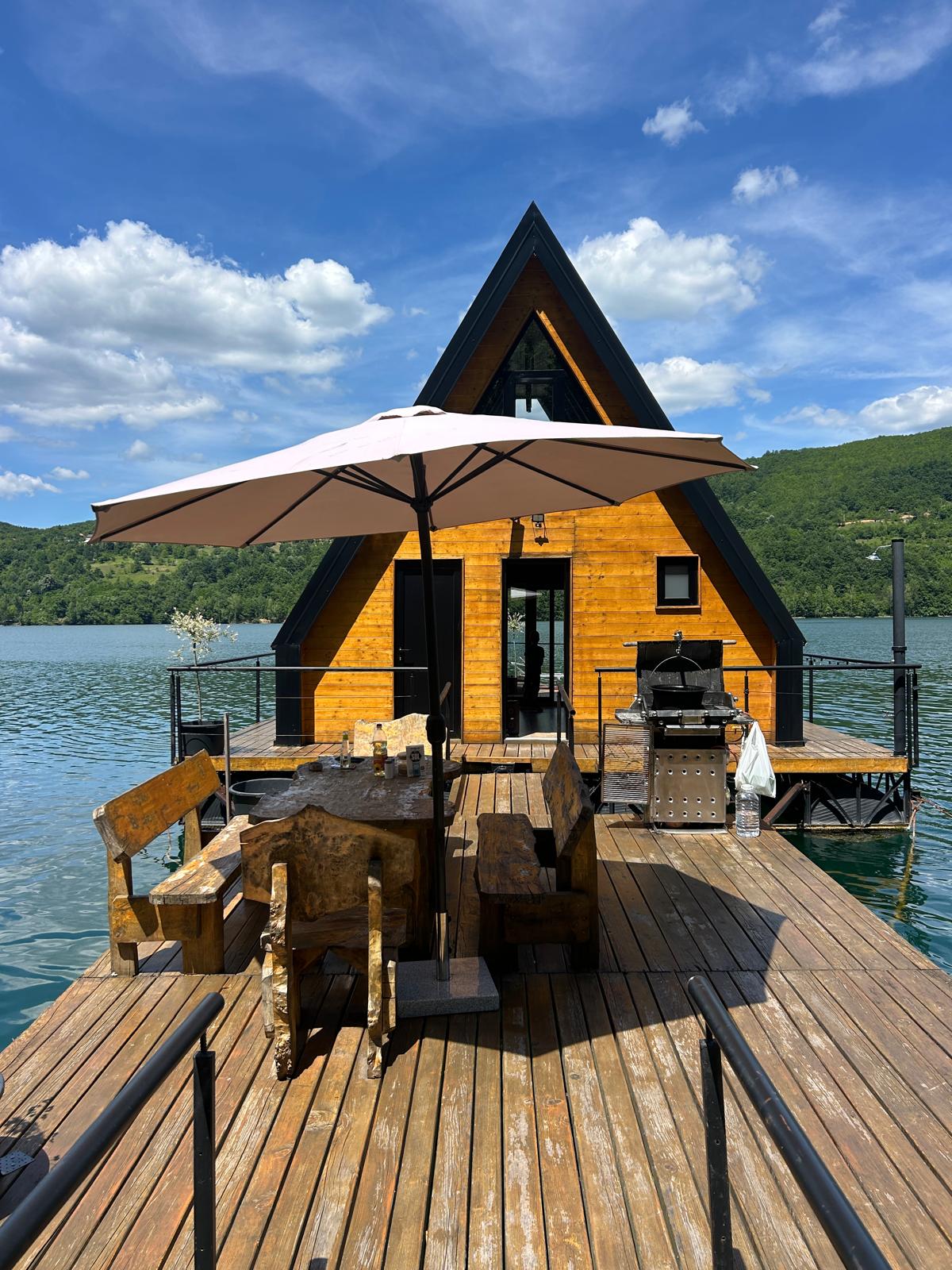 Splav Lago Verde, pogled spreda sa terase i suncobranom