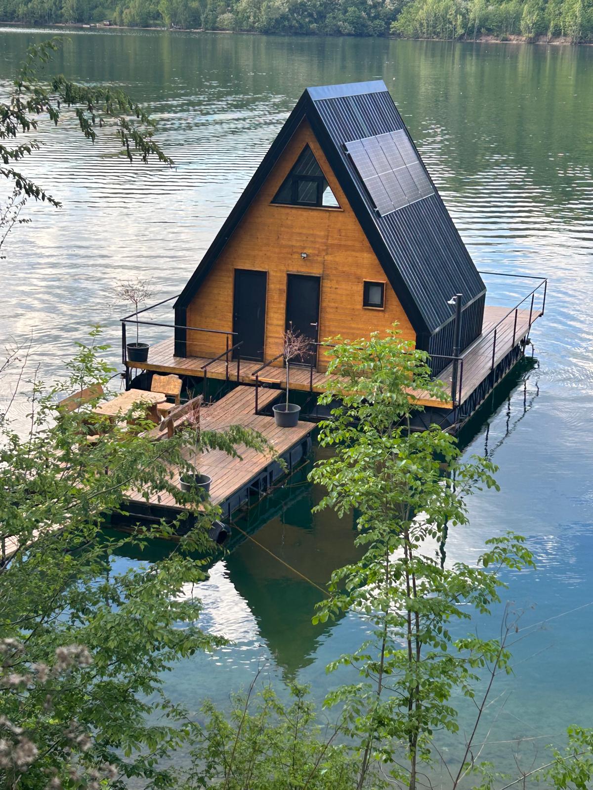 A-frame splav iz vazduha sa solarnim panelima