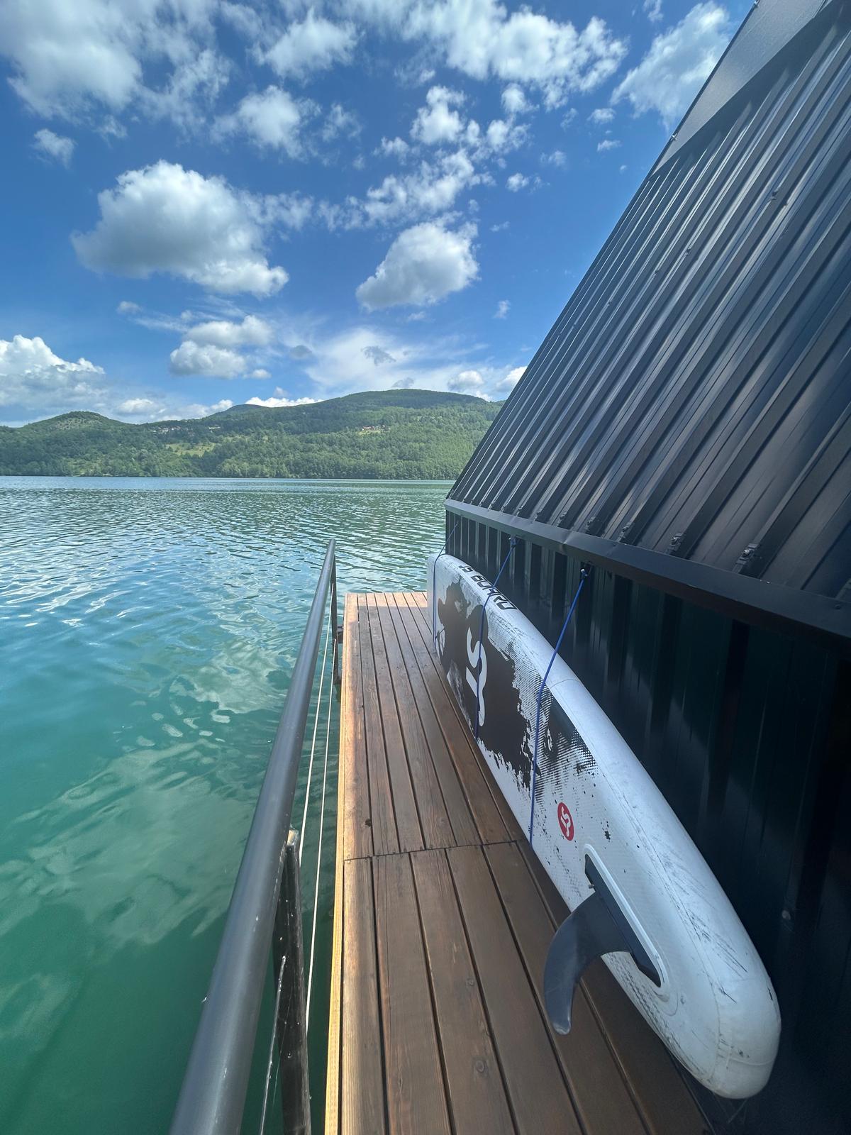 SUP daska na pristaništu Lago Verde sa pogledom na jezero Perućac