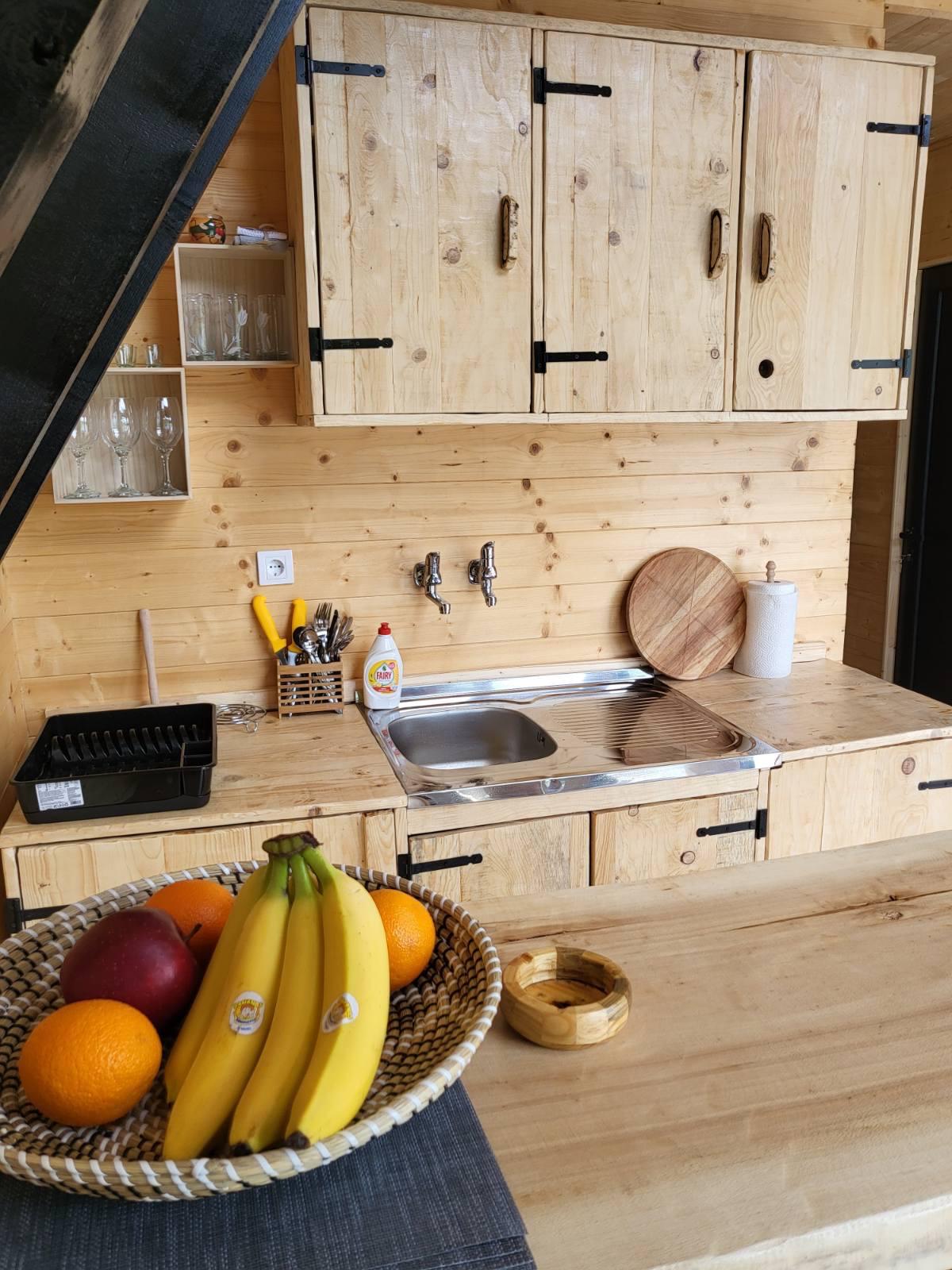 Drvena kuhinja u splavu sa korpom voća